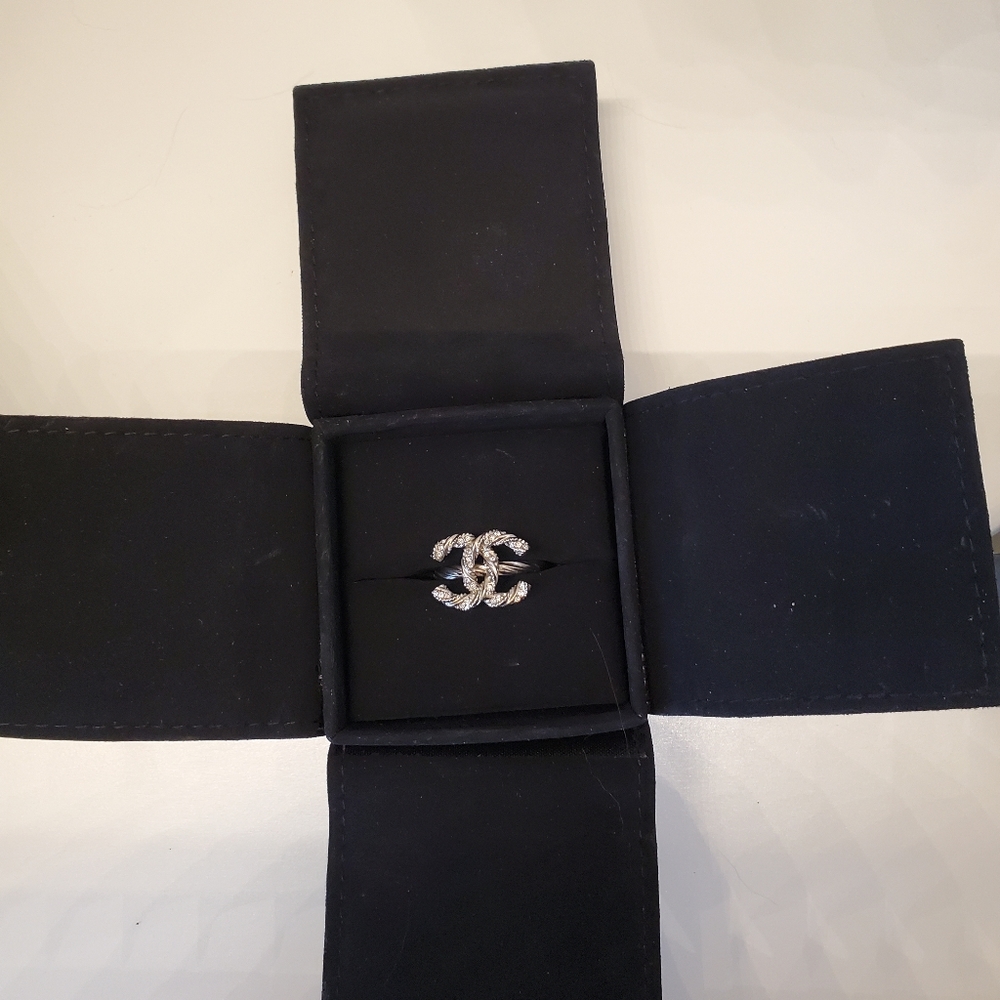 SOLD ✈️ Authentic Chanel Twist CC Logo Ring - Picture 9 of 9